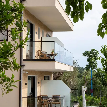 Garden Himare
